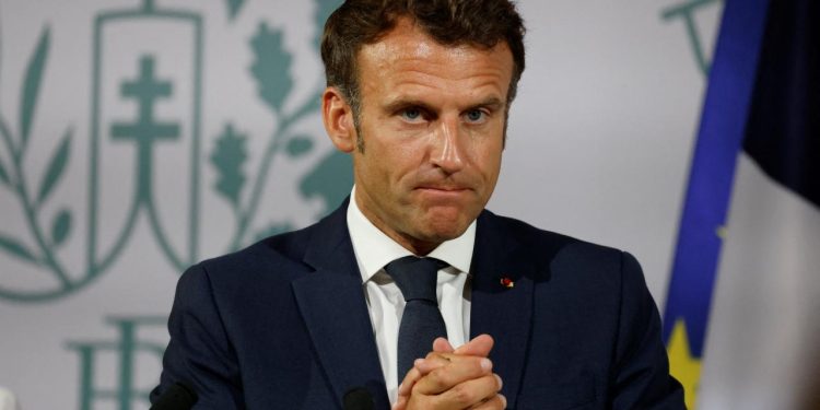 Fransızların yüzde 80i Macrona güvenmiyor