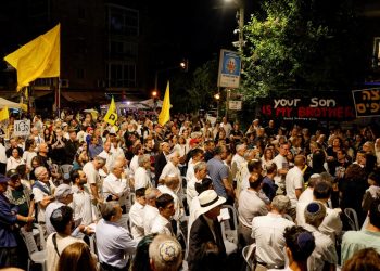 Netanyahu'nun evinin önünde toplanan yüzlerce İsrailli, esir takası anlaşması talep etti