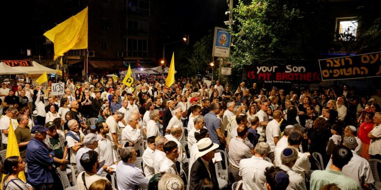 Netanyahu'nun evinin önünde toplanan yüzlerce İsrailli, esir takası anlaşması talep etti