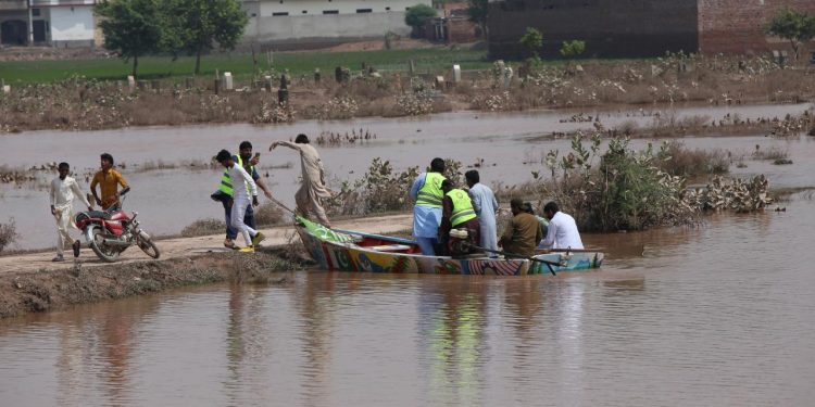 Pakistan'ın Pencap eyaletinde seller nedeniyle yaklaşık 300 bin kişi tahliye edildi
