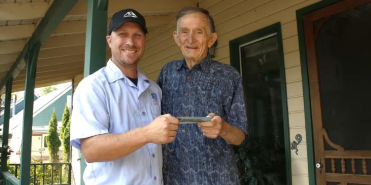 1953 yılında gönderilen bir kartpostal 72 yıl sonra sahibine ulaştı