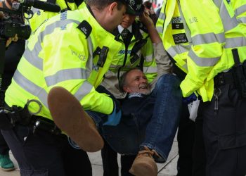 Londra'da yasaklı Palestine Action grubuna destek eyleminde 890 kişi gözaltına alındı