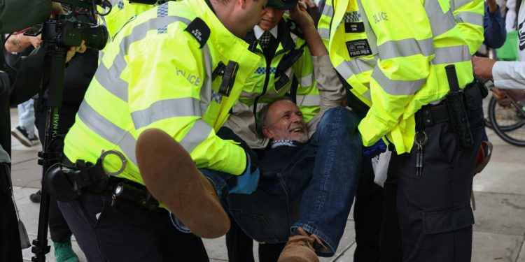 Londra'da yasaklı Palestine Action grubuna destek eyleminde 890 kişi gözaltına alındı