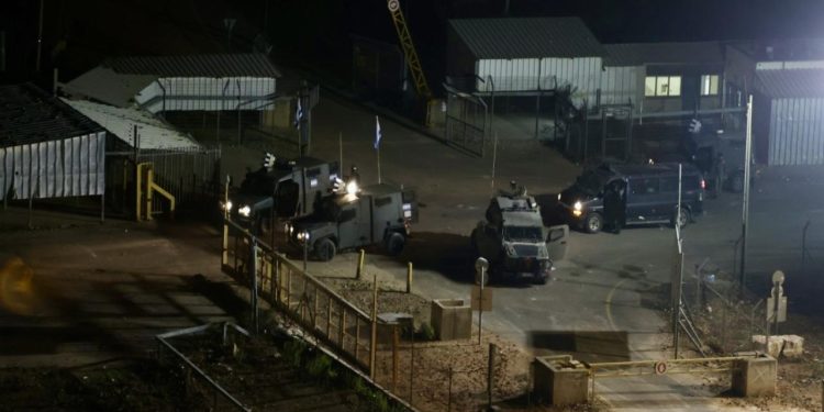 Katil İsrail askerleri El Halil Belediye Başkanı da dahil çok sayıda Filistinliyi gözaltına aldı