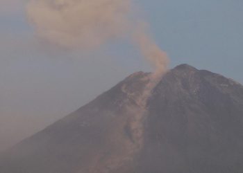 Endonezya'daki Semeru Yanardağı'nda 2 patlama meydana geldi