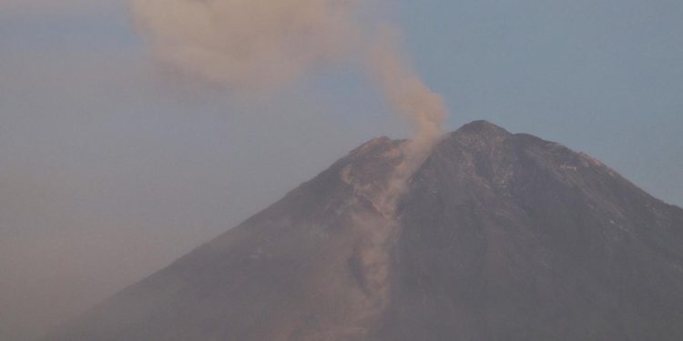 Endonezya'daki Semeru Yanardağı'nda 2 patlama meydana geldi