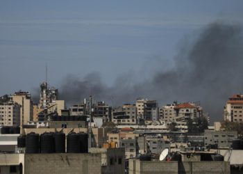 Soykırımcı İsrail ordusu Şifa Hastanesinin çevresine gaz bombaları attı