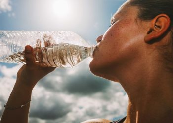 Yapay Zeka her sohbet ettiğinizde bir şişe su içiyor