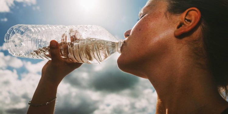 Yapay Zeka her sohbet ettiğinizde bir şişe su içiyor