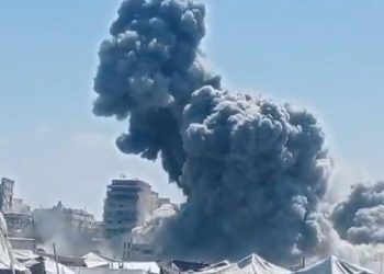 Katil İsrail ordusu Gazzenin batısında bir binayı füzeyle vurdu