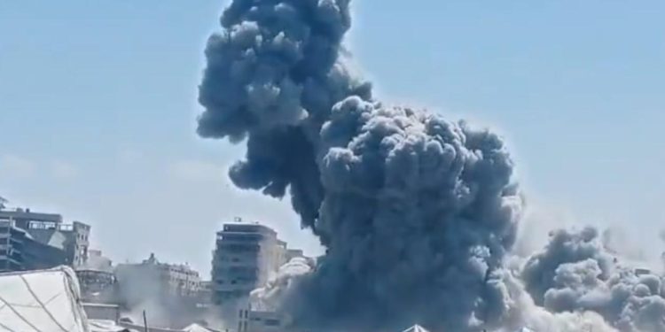 Katil İsrail ordusu Gazzenin batısında bir binayı füzeyle vurdu