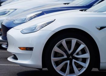 Tesla, yolcuların araçta mahsur kalması sonrası kapı kollarını yeniden tasarlıyor