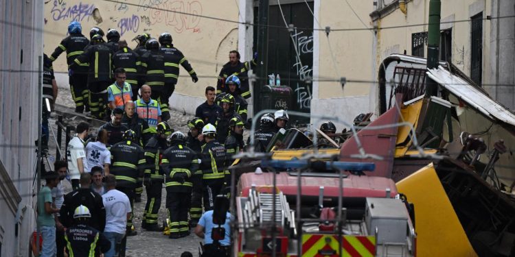 Portekiz'de tramvay raydan çıktı: 15 ölü