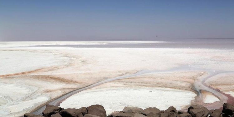 Kuraklıkla boğuşan İran'daki Urumiye Gölü tamamen kurudu