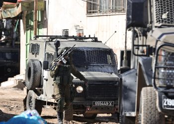 Katil İsrail askerleri bir çocuğa askeri araçla çarptı