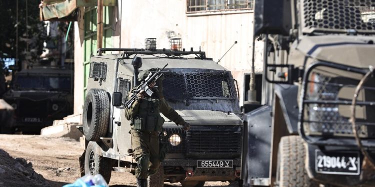 Katil İsrail askerleri bir çocuğa askeri araçla çarptı