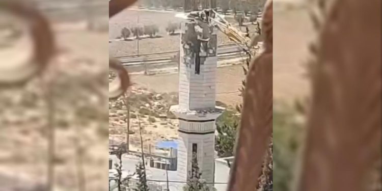 İşgalci İsrail ordusu Batı Şeria'da bir caminin minaresini yıktı