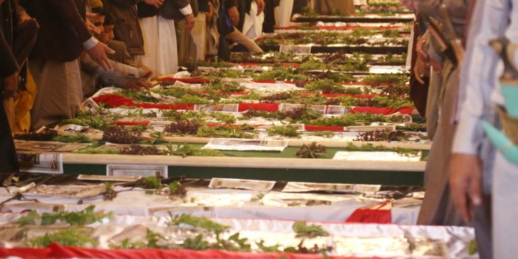 İsrail'in Yemen'e saldırısında öldürülen 32 gazeteci toprağa verildi