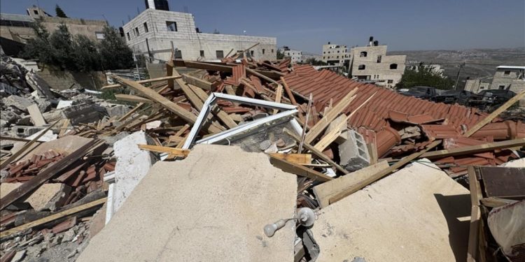 İsrail, işgal altındaki Doğu Kudüs'te Filistinli vatandaşa kendi evini zorla yıktırdı