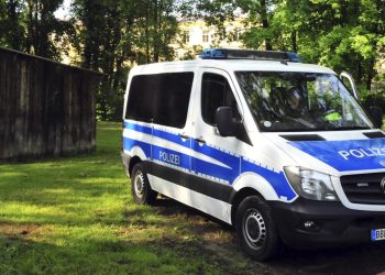 Almanya'da bir kadın, saldırdığı kız çocuklarından birinin başörtüsünü zorla çıkardı