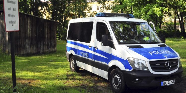 Almanya'da bir kadın, saldırdığı kız çocuklarından birinin başörtüsünü zorla çıkardı