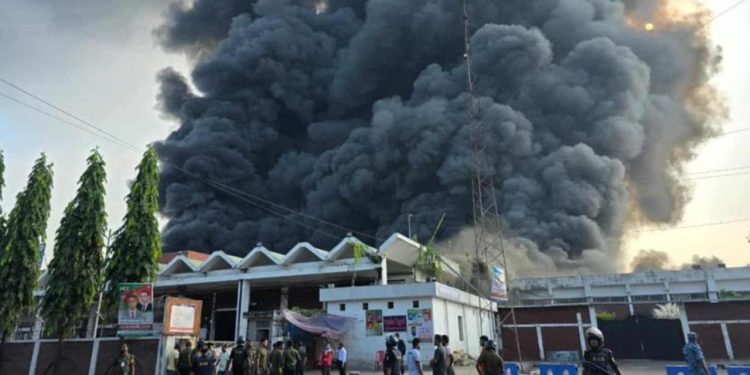 Bangladeş'in başkenti Dakka'daki havalimanında çıkan yangın 26 saatte söndürüldü