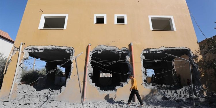 Katil İsrail ordusu, Batı Şeria'da Filistinlilere ait iki evi yıktı