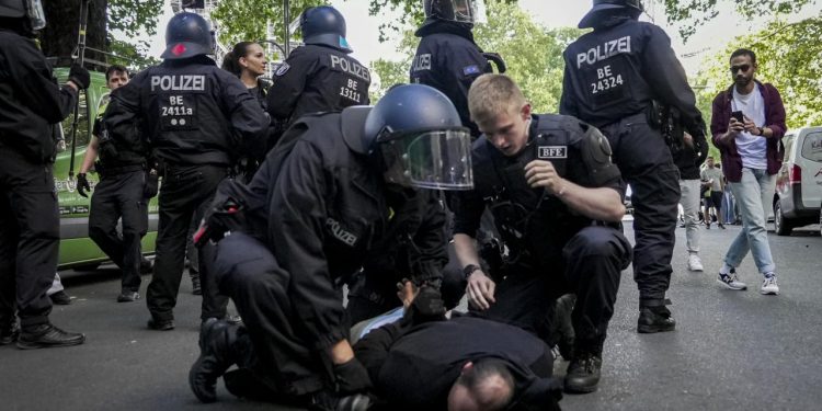 Almanya'nın 8 Ekim'den bu yana soykırım destekçiliği polis şiddetliyle de kendini gösterdi