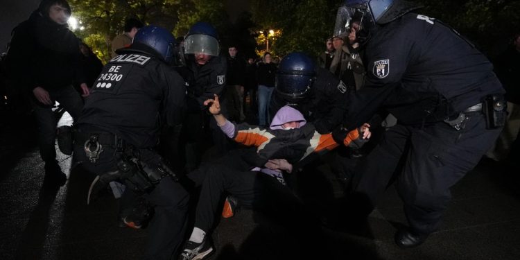 Berlin'de polis, Filistin'e destek gösterisine sert müdahalede bulundu