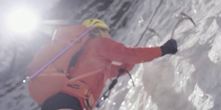 Bine yakın dağcı kar fırtınası nedeniyle Everest'te mahsur kaldı