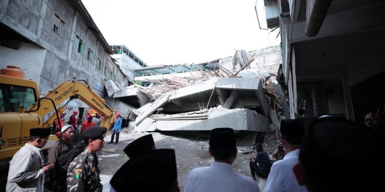 Endonezya'da okul binasının çökmesi sonucu 1 kişi öldü, 102 kişi yaralandı