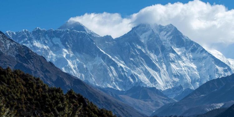 Everest Dağı'nın doğusundaki kar fırtınası nedeniyle 1 kişi hayatını kaybetti