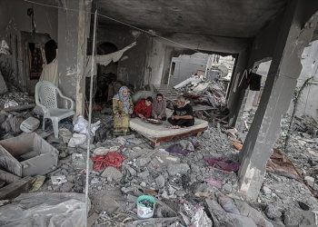 Filistinliler başlarını sokacak yer bulamadıkları için yıkılmaya yüz tutmuş evlere sığınıyor