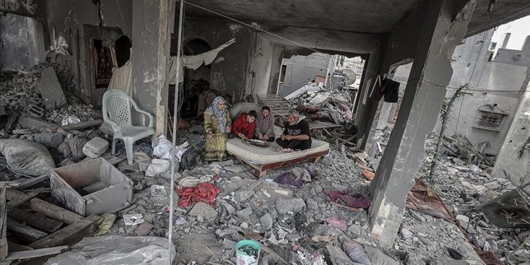 Filistinliler başlarını sokacak yer bulamadıkları için yıkılmaya yüz tutmuş evlere sığınıyor