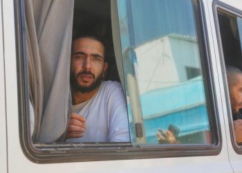 Soykırımcı İsrail, serbest bırakılması beklenen Filistinli tutukluların ailelerinin seyahat etmelerini engelledi