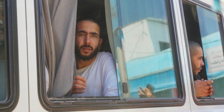 Soykırımcı İsrail, serbest bırakılması beklenen Filistinli tutukluların ailelerinin seyahat etmelerini engelledi