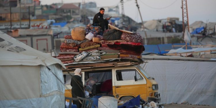 İsrail'in Gazze'de çekildiği bölgelere yerinden edilen Filistinliler dönmeye devam ediyor