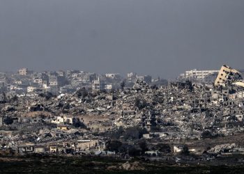 İşgalci İsrail, Gazze'de gerisine çekildiği Sarı Hata beton bariyerler yerleştiriyor