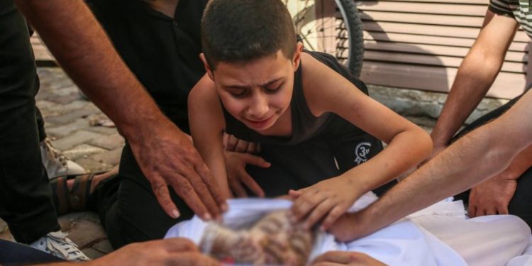 Soykırımcı İsrail, Gazze'de günlük 77 çocuğu yetim bıraktı