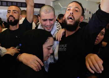 İsrail'in Ofer Hapishanesi'nden serbest bırakılan Filistinli esirlerin bir kısmı Ramallah'a ulaştı
