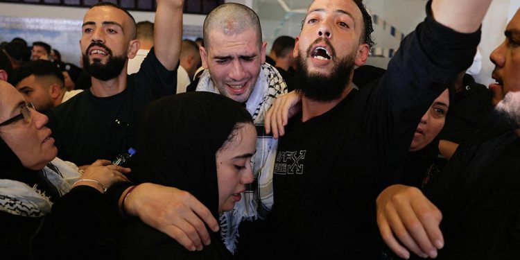 İsrail'in Ofer Hapishanesi'nden serbest bırakılan Filistinli esirlerin bir kısmı Ramallah'a ulaştı