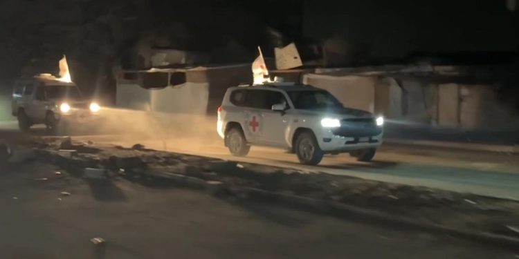 İsrail, Kassam Tugaylarının Kızılhaç'a teslim ettiği esirin cesedini aldı