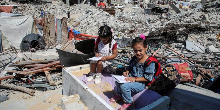 UNRWA: Gazze'de yaklaşık 300 bin öğrenci iki yıl aradan sonra eğitime yeniden başlıyor