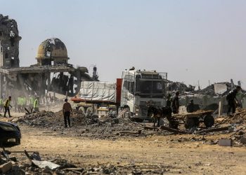 Soykırımcı İsrail Gazze'ye insani yardım girişini engelleme kararı aldı