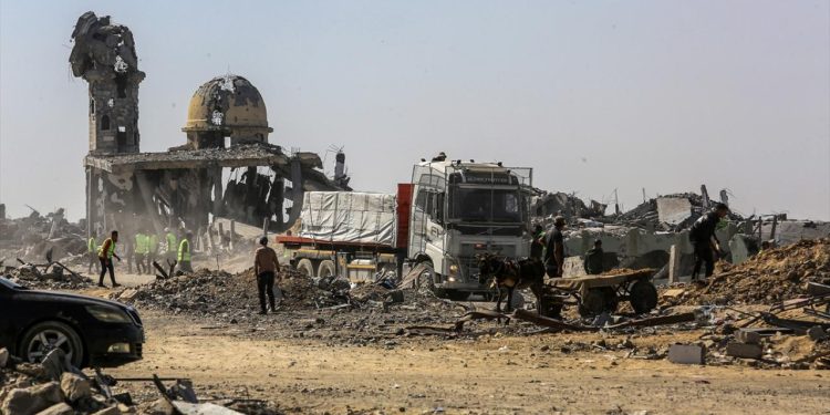 Soykırımcı İsrail Gazze'ye insani yardım girişini engelleme kararı aldı