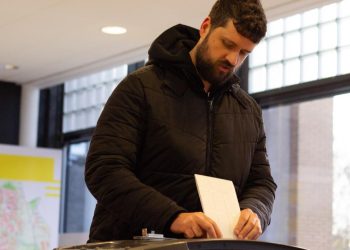 Hollanda'da erken seçim öncesinde anketler aşırı sağın ilk sırayı alacağını gösteriyor