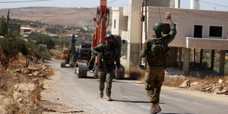 Soykırımcı İsrail askerleri, serbest bırakılan Filistinli esirlerin evlerine baskın düzenlendi