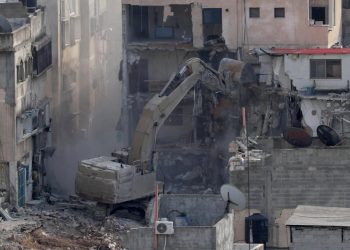 İşgalci İsrail ordusu, Batı Şeria'da Filistinlilere ait bir evi yıktı