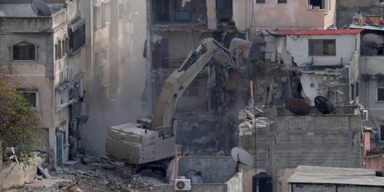 İşgalci İsrail ordusu, Batı Şeria'da Filistinlilere ait bir evi yıktı