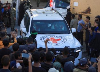 İsrail ordusu, Gazze'den salıverilen 7 İsrailli esiri Kızılhaç'tan teslim aldığını duyurdu